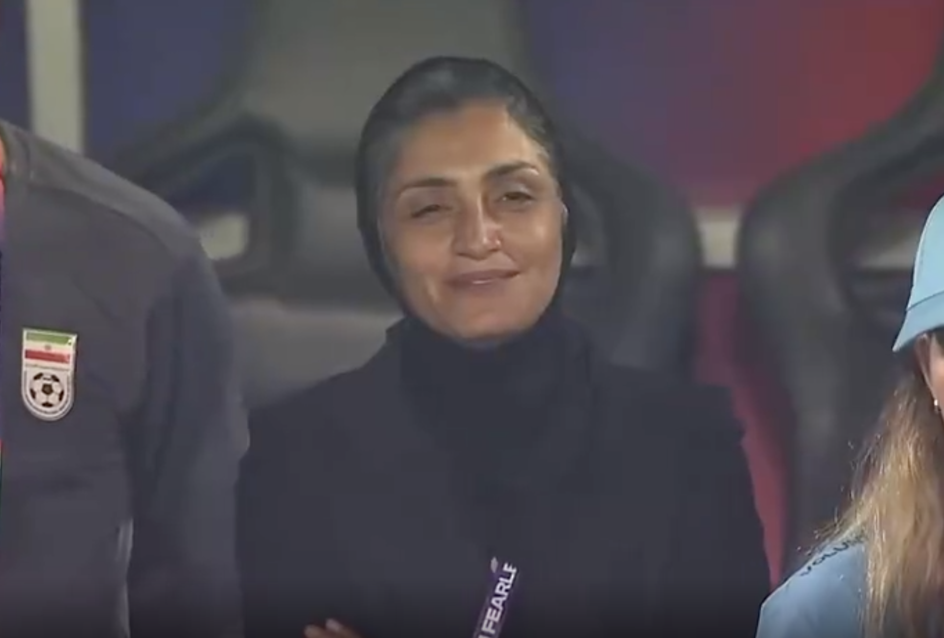 49图库官网首页-祖国遭袭!戴头巾的伊朗女足球员集体拒唱国歌 有人微笑有人落泪