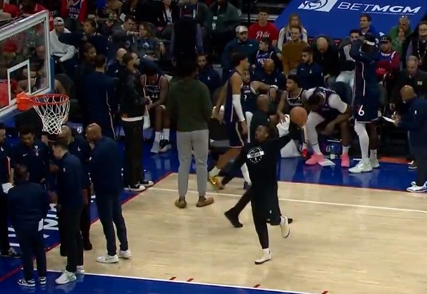 49图库官网首页-哈哈哈有点逗!暂停期间马克西手痒难耐试图勾手 表情稍显夸张